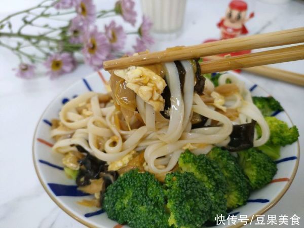 黄花菜木耳鸡蛋打卤面你这么做，保证你吃一次想十次