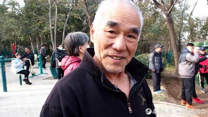 石担|寒风挡不住热情！济南一群老人热衷玩石锁石担健身强体