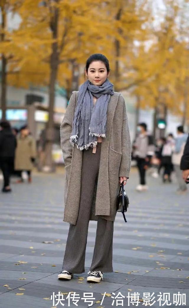 今年火了一种穿搭,叫做“大衣+长裤”,最适合小个子,很显高