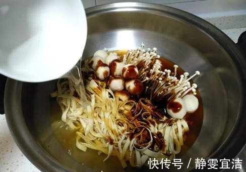 一到冬天,就馋这道菜,10块钱煮一锅,喷香下饭,特舒服