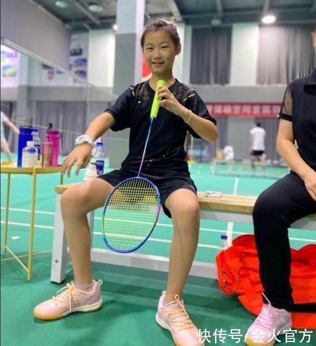 |36岁岳云鹏遛狗被拍!脚步轻快动作搞笑,8岁小女儿手提大包辣条