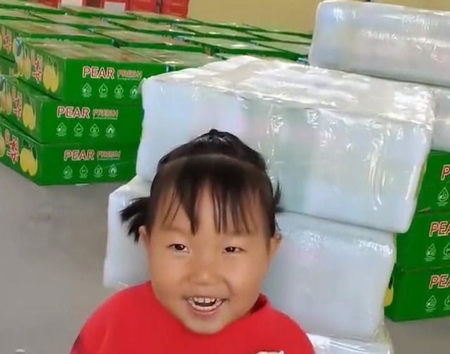 妹妹|山西一妹妹自告奋勇帮哥哥看梨,被哥哥戳穿小心思后表情亮了