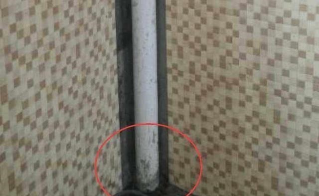 瓷砖|卫生间包水管,师傅说几块瓷砖一根卡条就能解决,简单好看又隔音!