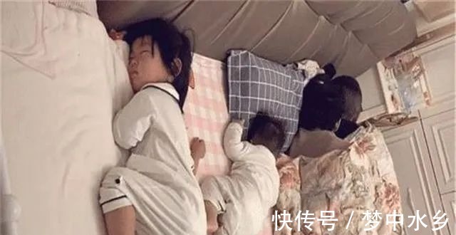 通风换气|一家四口睡姿火了,看的出来爸妈是真爱,两个孩子是意外