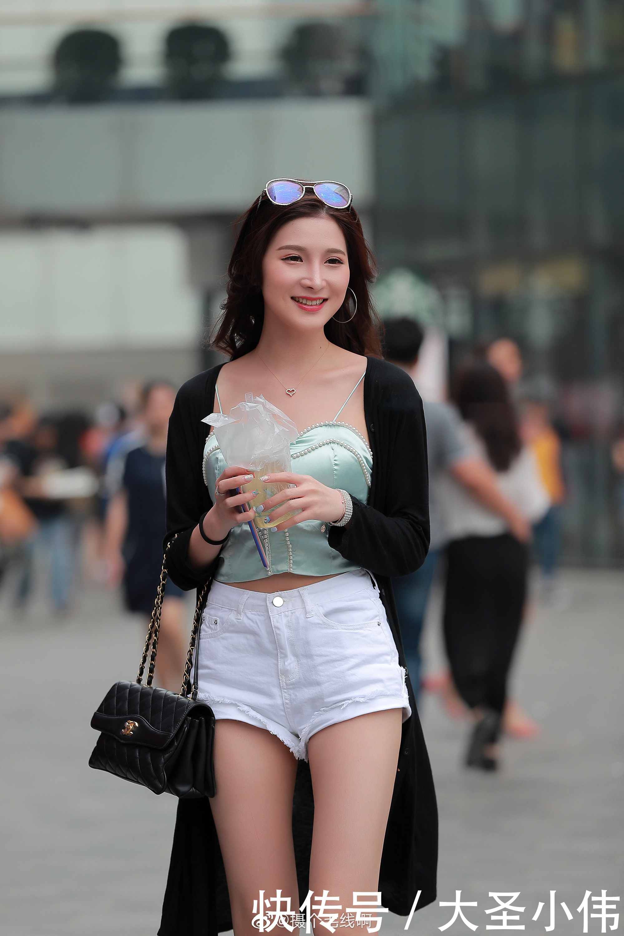 讨人喜欢|美女街拍小姐姐不仅穿着时尚,而且甜甜可爱的讨人喜欢