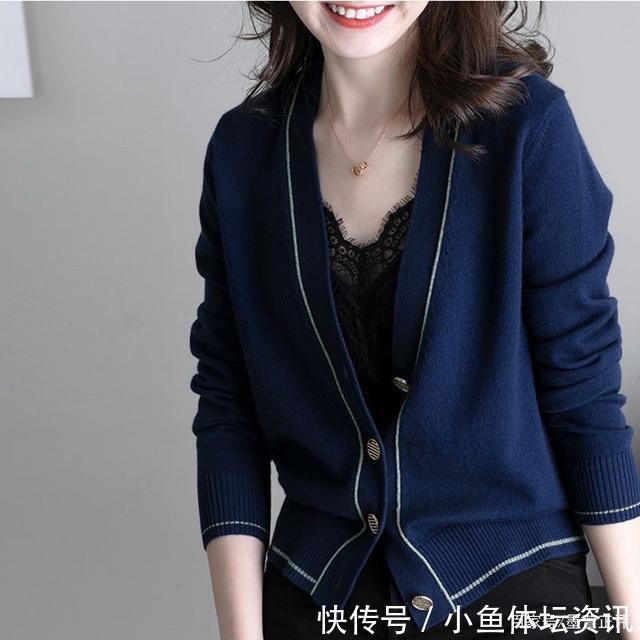 今年的开衫毛衣越来越时髦了，聪明女人立秋都这样穿，真心迷人