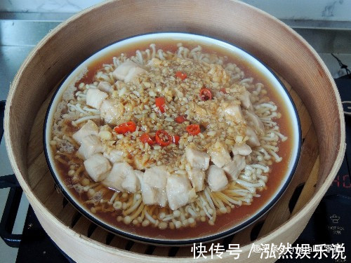 蒜蓉酱汁|鸡胸肉蒸着吃，鲜嫩多汁超入味，开胃下饭两不误，一盘不够吃