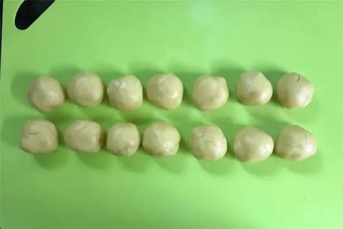 美食优选：不用烤箱，一口平底锅就能做的网红小吃，松软细腻，做法超简单