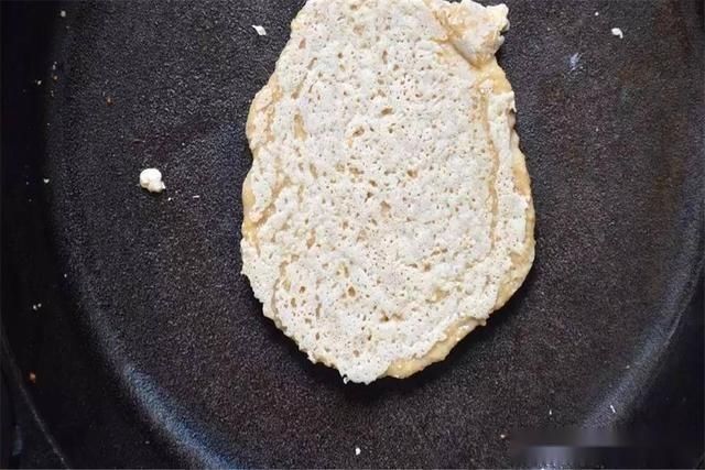 麦片不仅能冲泡,放入两个鸡蛋做成饼,早餐吃它健康又美味