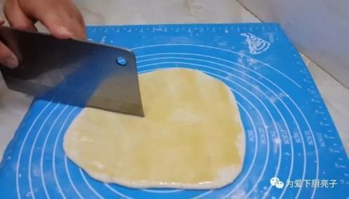 烙饼这样做才好吃,开水一烫,张张柔软又劲道,比手抓饼还好吃