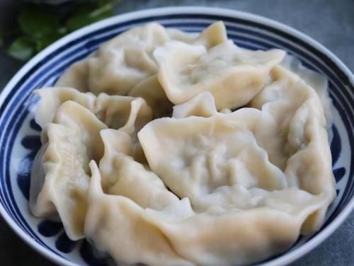 妈妈调饺子馅有秘诀，每次必放这3样东西，饺子鲜香又好吃