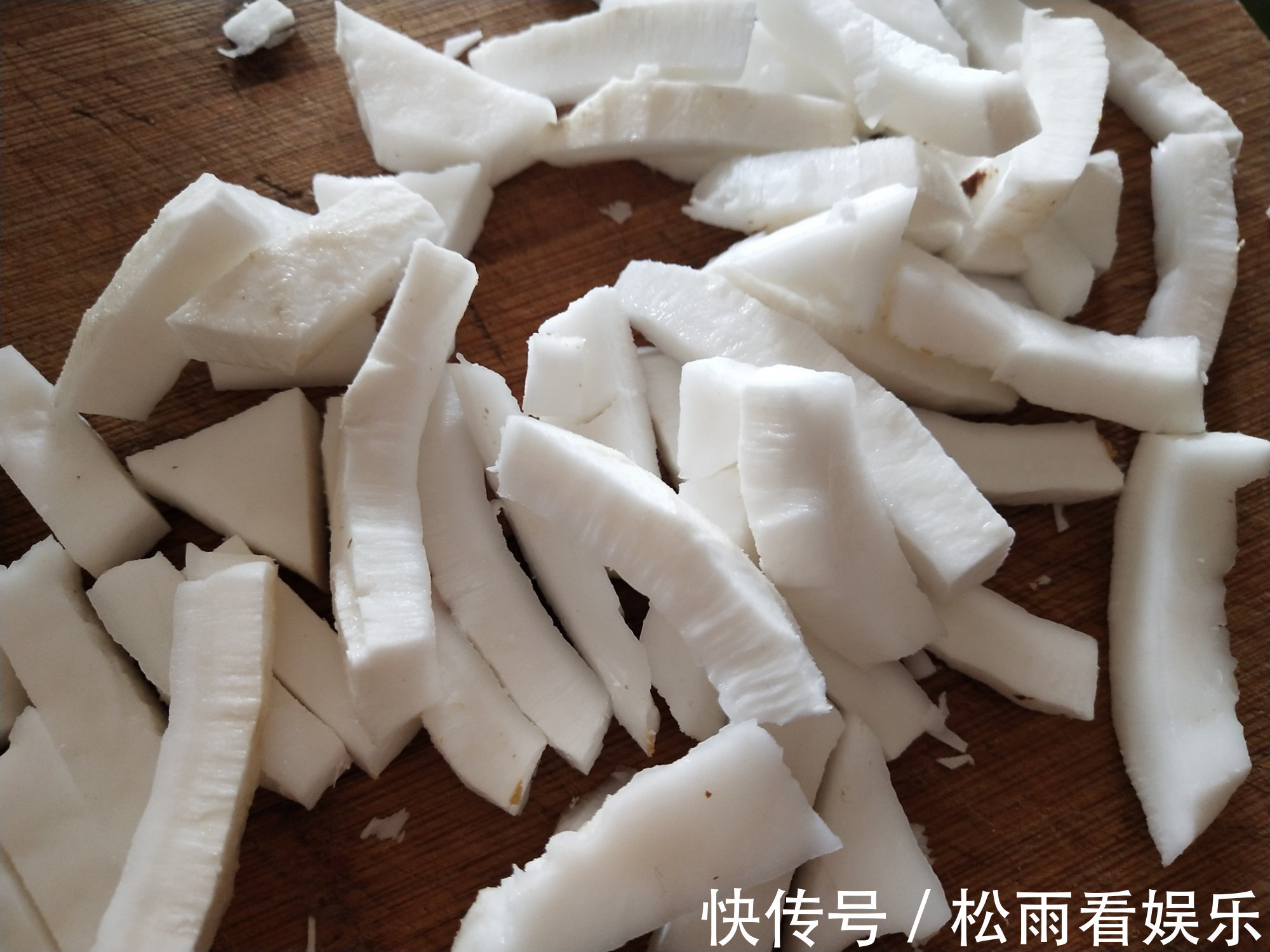 椰子|它是“维C之王”,皮肤黑要多吃,抑制黑色素形成,扔掉太可惜