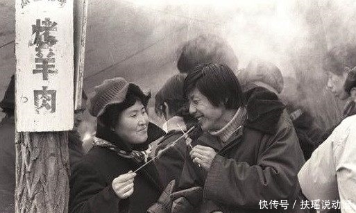 冰糖葫芦|罕见老照片:80年代庙会小吃,第二张的冰糖葫芦让人吃惊!