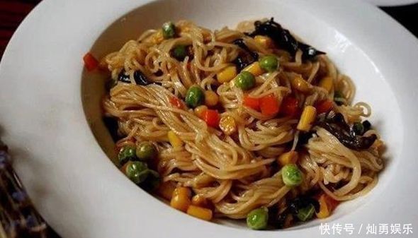 砂锅|素菜焖面,栗子焖杏鲍菇,铁板土豆,三鲜砂锅的做法