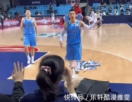 塔瑞克|广厦胜首钢,北京队翟晓川等人和场边女子冲突,女子本人发声回应