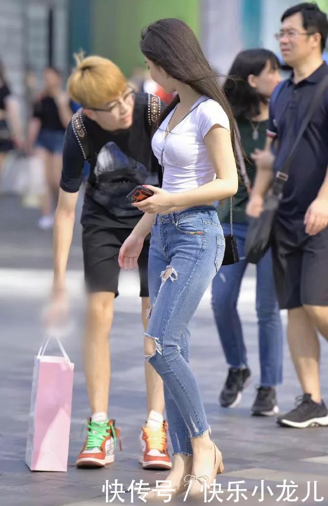 街拍穿上一双尖头的高跟鞋,鞋面上带有珍珠的修饰,看起来十分的高贵