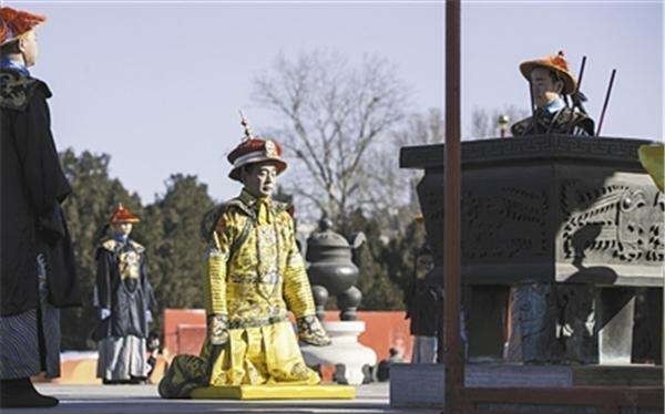  大臣|康熙不愿跪拜孔子墓，大臣见状用黄布遮住墓碑1字，康熙随即三叩九拜