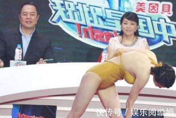 张铁林对女嘉宾全程“挪不开眼”,面露笑意,当评委还是选妃子