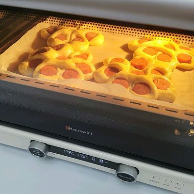 可可爱爱花朵肠仔包