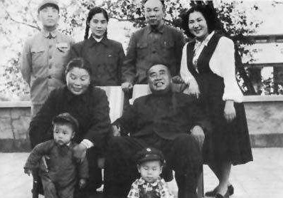 背景|中国姑娘深陷纳粹集中营6年，身份成谜，5年后被救出才知背景强大！