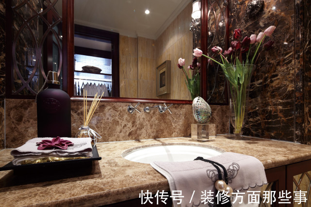 欧风|92平简欧风三居室，客厅做了吊灯，做了壁纸，整体看着很高贵