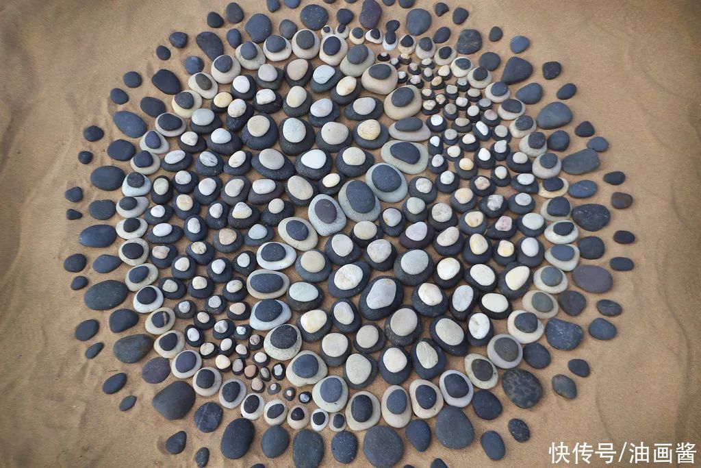 陆地|堆石头的艺术家又来了,最新作品艺术感更强,治愈强迫症