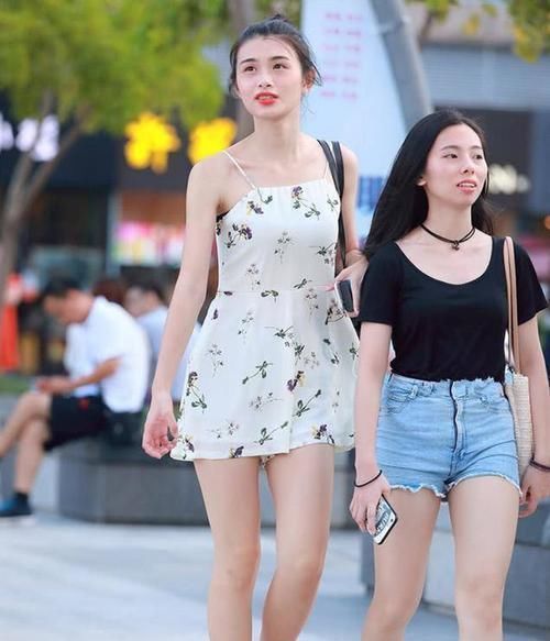 展露|街拍美女:身材高挑女生,吊带展露美丽的天鹅颈,肌肤光滑如玉