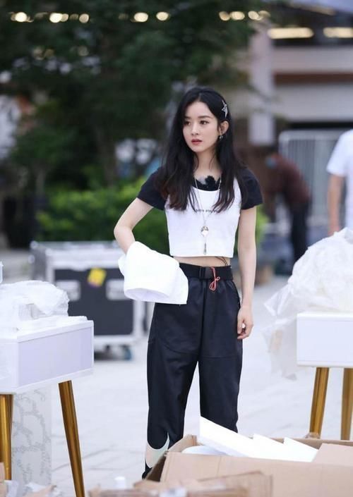 白色的马甲搭配黑色的内搭,更具清爽感