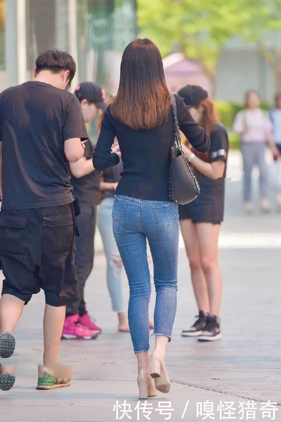 街拍美女：小姐姐长发飘飘，紧身牛仔裤搭配紧身线衣真的很美