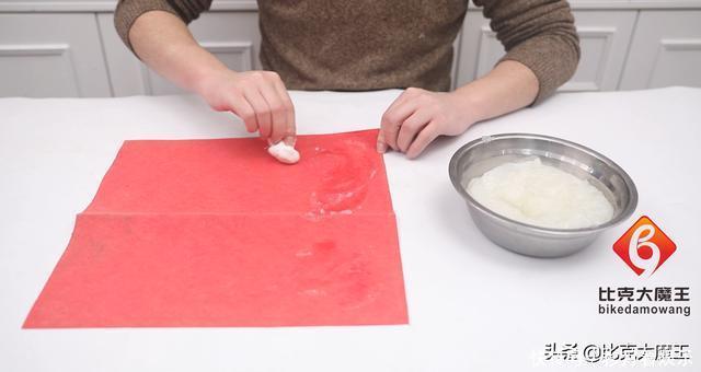 贴春联别再用胶带了,用一招轻松搞定,平整又牢固,看完能帮大忙