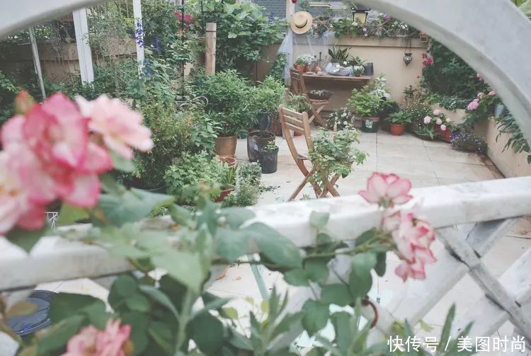 130㎡大露台,花1年改造成“花草蔬果园”,体验屋顶上的田园生活