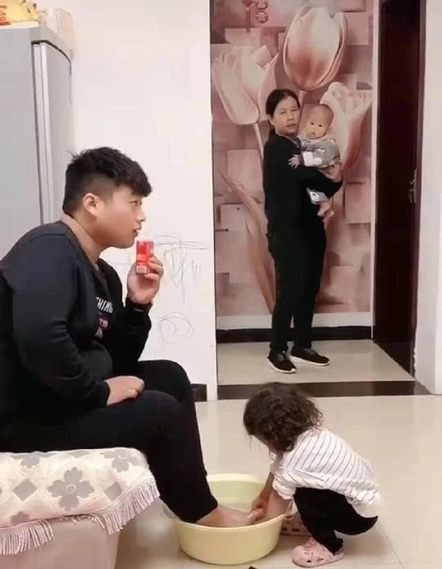 女儿|爸爸“强迫”女儿给自己洗脚,奶奶突然出现,爸爸的表现笑翻网友