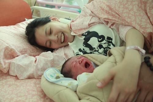 新生儿|新生儿太丑,爸爸一脸无奈,妈妈眼角含泪,货品一出概不退换