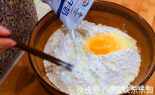 真好吃|1碗面粉2个鸡蛋,教你做懒人面包,不加一滴水,松软香甜真好吃