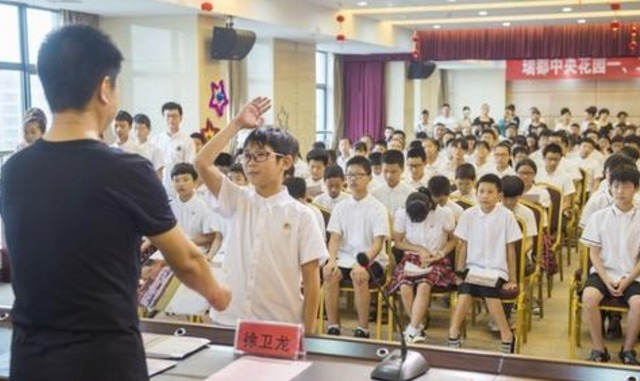 姓氏|学生名字里有“8条鱼”,各科老师点名难以置信,网友:海产大户