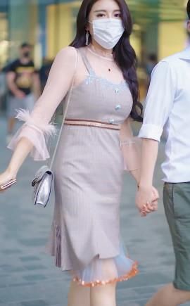 女性|街拍温柔网纱元素装点少女梦,中年女性这样穿,性感又梦幻