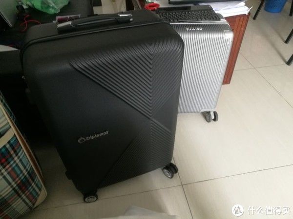 箱包|图吧的日常 篇二百七十三：300块钱的外交官DS-13008 26寸旅行箱包开箱测评