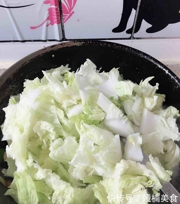 毛菜|白菜炖粉条,究竟先放粉条还是白菜?这么做简单又美味!
