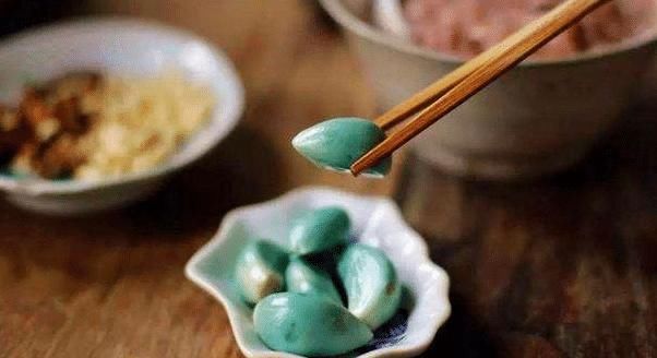 腌腊八蒜，做好“4步”，一周就变绿，脆爽美味，就着饺子吃好香