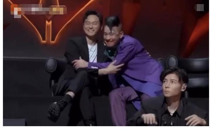 陳小春|張智霖現(xiàn)場(chǎng)表演貼臉，看到陳小春的回應(yīng)，網(wǎng)友：想他們了
