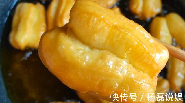 健康|不加泡打粉,不用巩,教你做健康油条,2个关键步骤,蓬松又酥脆