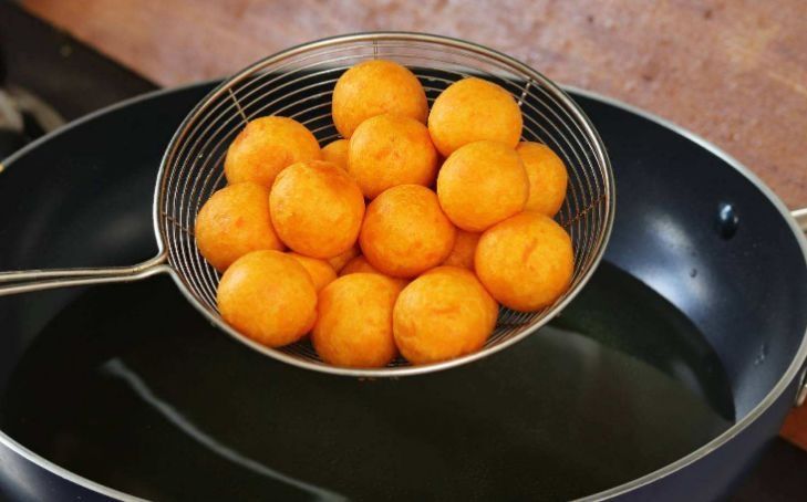 冬天多吃红薯，做成红薯丸子，香甜软糯不硬，还未凉就被抢光了