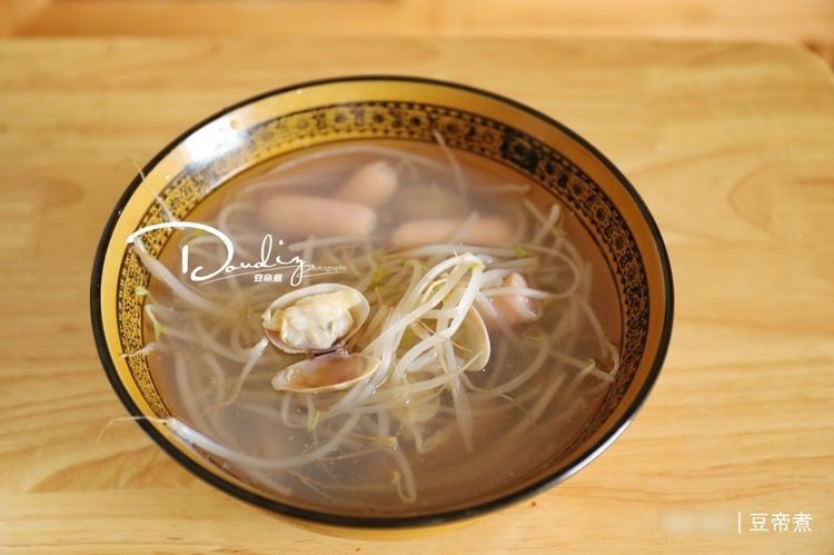 一家三口的午餐在朋友圈火了,整桌没个鱼,网友:精打细算太掉价