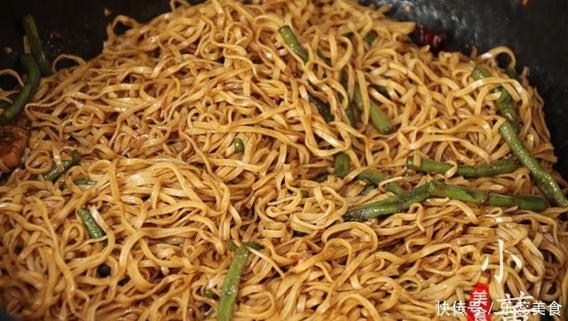 面条别再煮着吃了,教你做蒸面条,简单省事,主食和菜都有了