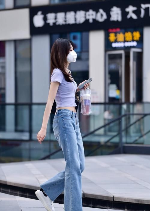 春末夏初，直筒牛仔裤在时尚姑娘身上，搭配出不同的时尚效果