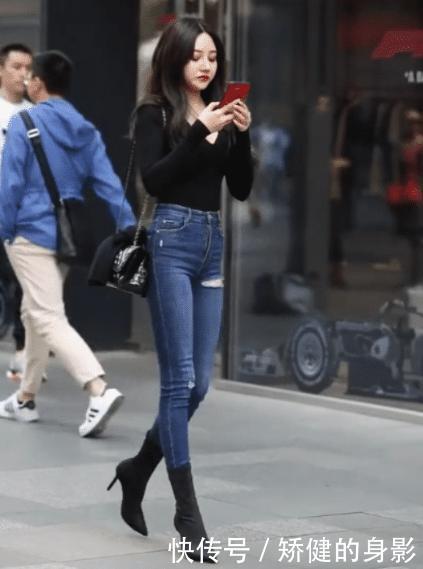 牛仔裤|黑色低胸紧身长袖衫搭配紧身高腰牛仔裤,款式简单,低调有内涵