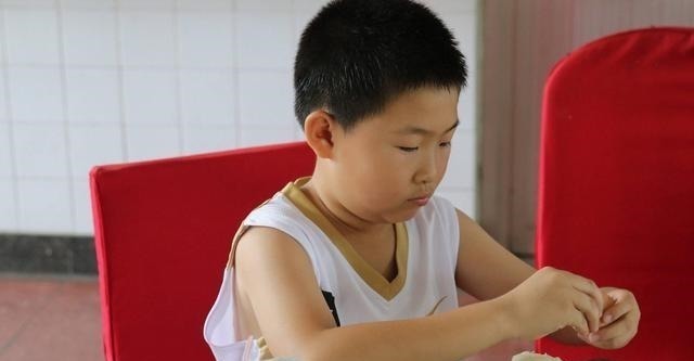 黄女士|4种食物是伤脾“大王”,别给娃吃,积食又伤脾,孩子身高难再长