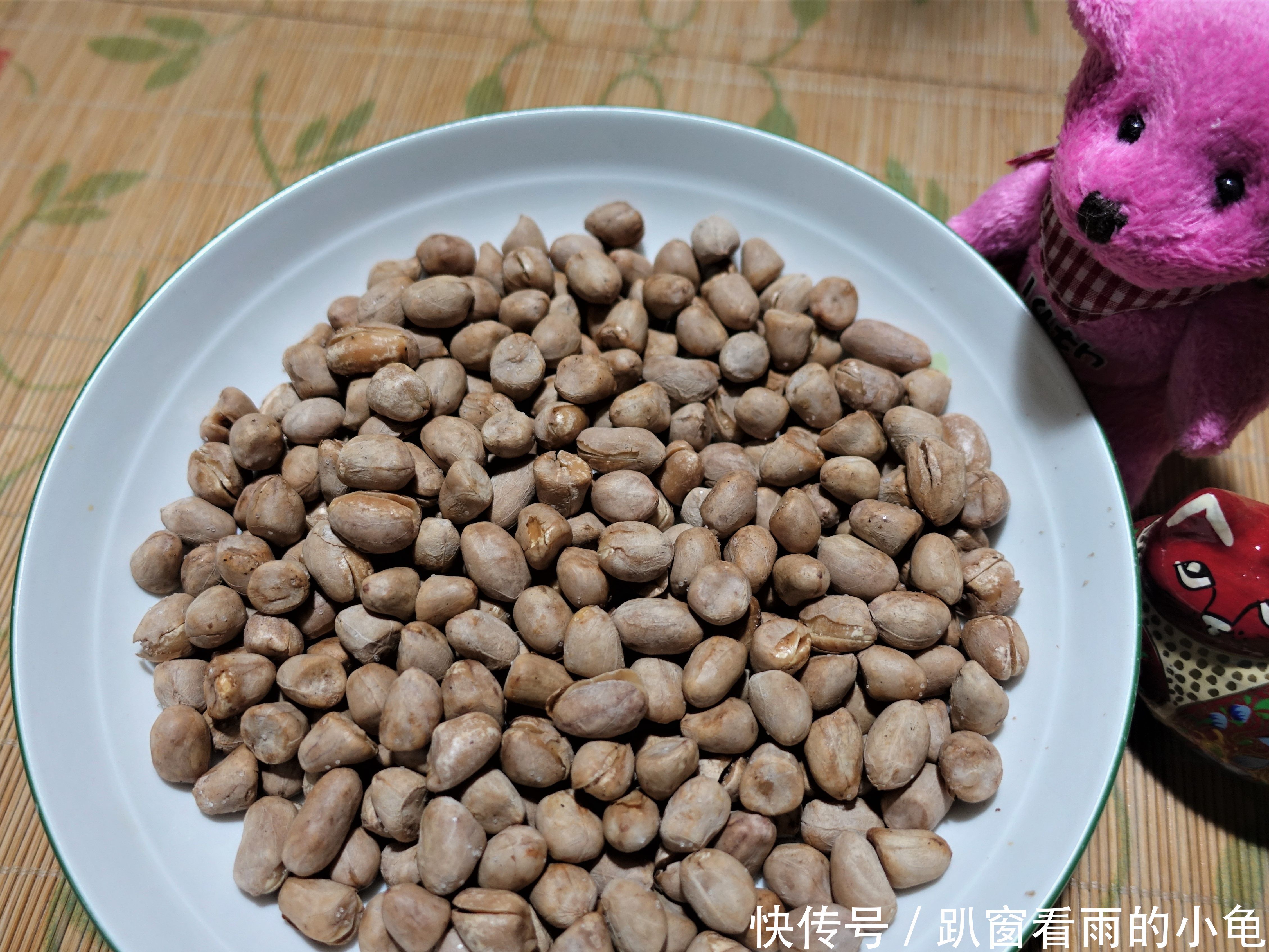 爱喝酒的看过来,教你炒五香花生米的窍门,炒出来的花生米酥脆无比,越嚼越香