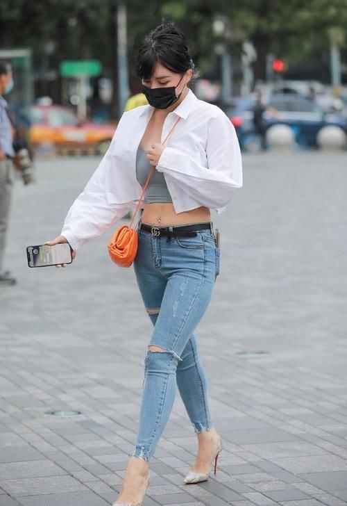 运动衣+牛仔裤的混搭风，让你轻松收获好身材，美出靓丽自信感