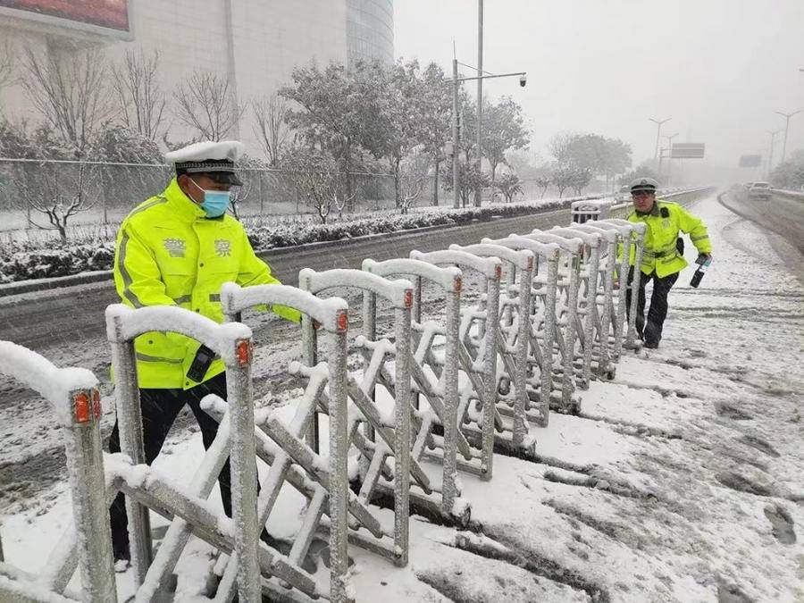 济南|大雪中，济南交警这些守护的身影真美